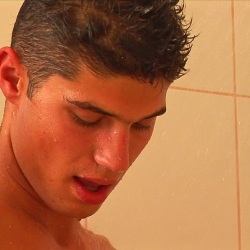 Reno - Gayboy macht es sich selbst