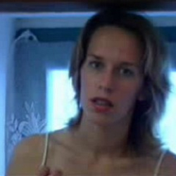 Geiles Luder filmt sich bei Intimrasur