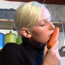 Chantal beim Spiel mit einer Karotte! Erotikvideo