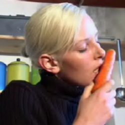 Chantal beim Spiel mit einer Karotte! Erotikvideo