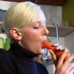 Chantal beim Spiel mit einer Karotte! Erotikvideo