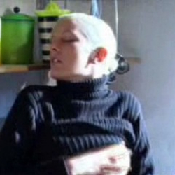 Chantal beim Spiel mit einer Karotte! Erotikvideo