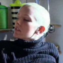 Chantal beim Spiel mit einer Karotte! Erotikvideo