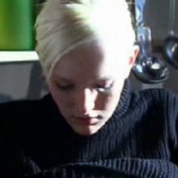 Chantal beim Spiel mit einer Karotte! Erotikvideo