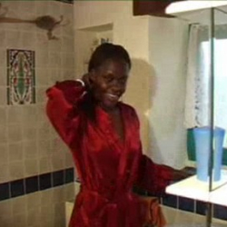 Burma - Geile Afro-Frau bei der Intimrasur