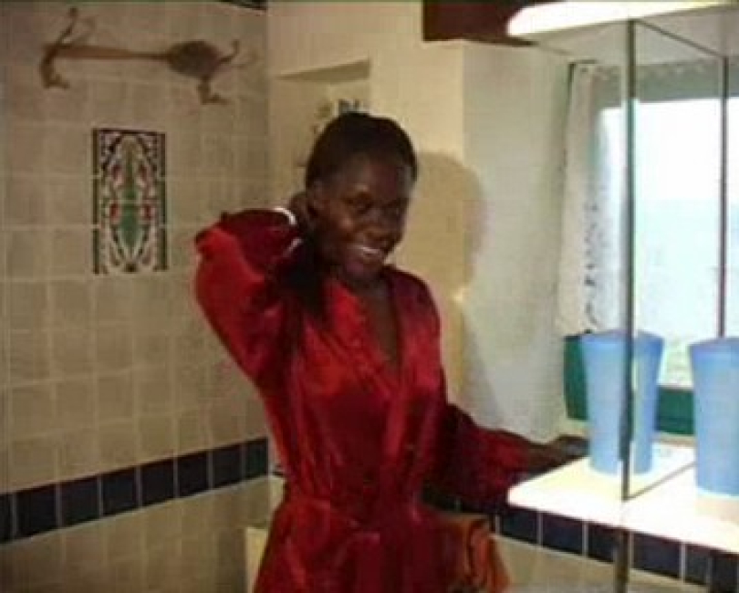 Burma - Geile Afro-Frau bei der Intimrasur