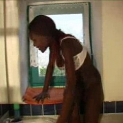 Burma - Geile Afro-Frau bei der Intimrasur
