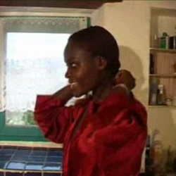Burma - Geile Afro-Frau bei der Intimrasur