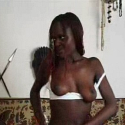 Burma streichelt ihre dicken Titten! Privater Erotikclip!
