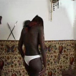 Burma streichelt ihre dicken Titten! Privater Erotikclip!