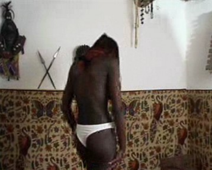Burma streichelt ihre dicken Titten! Privater Erotikclip!