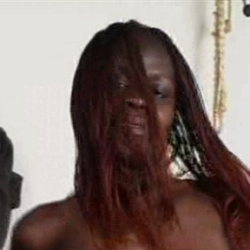 Burma streichelt ihre dicken Titten! Privater Erotikclip!