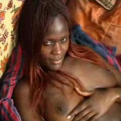Burma streichelt ihre dicken Titten! Privater Erotikclip!