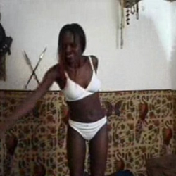 Burma streichelt ihre dicken Titten! Privater Erotikclip!