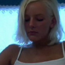 Versautes Luder bei Intimrasur - Sexclips